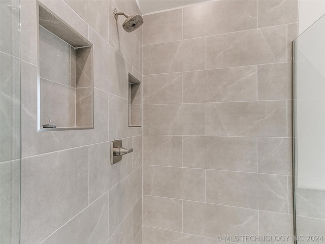 bathroom featuring a tile shower