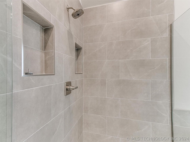 bathroom featuring tiled shower