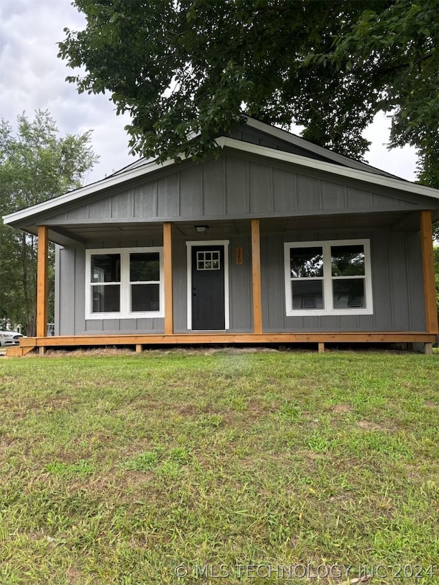 view of front of house featuring a front lawn