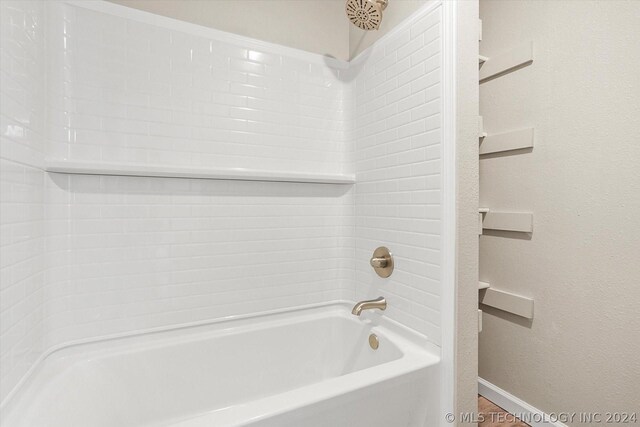 bathroom featuring tiled shower / bath