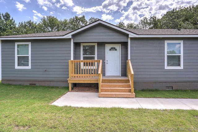 view of front of home featuring a front lawn