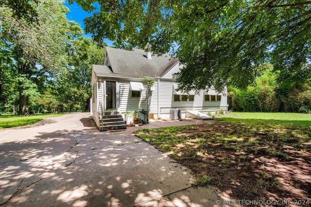 cape cod house with a front lawn