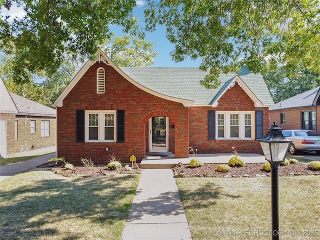 view of front of property featuring a front yard