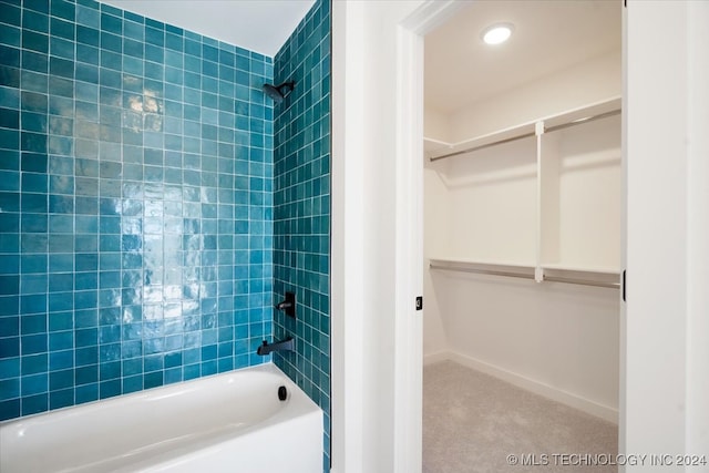 bathroom featuring tiled shower / bath