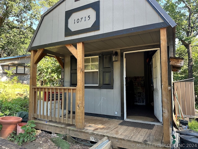 property entrance featuring a wooden deck