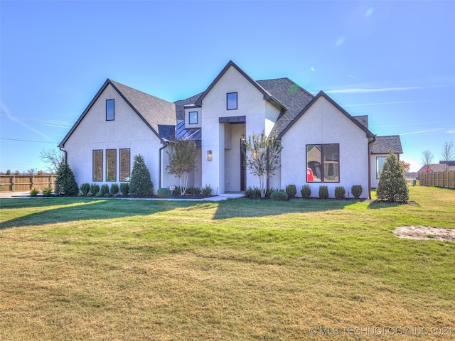 view of front of home featuring a front yard