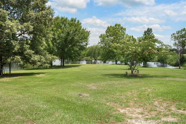 view of yard featuring a water view