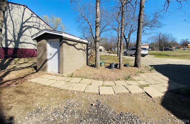 view of yard featuring a shed