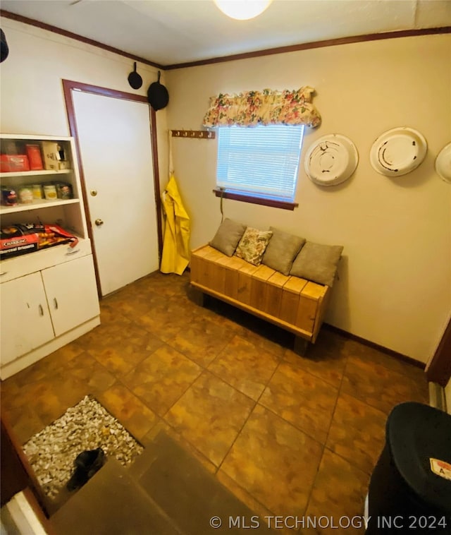 sitting room with crown molding