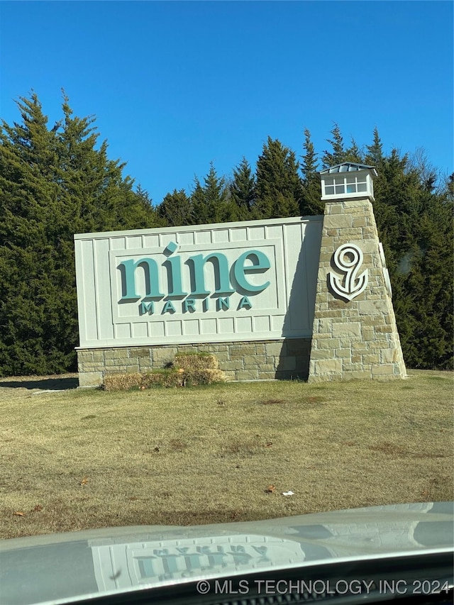 community / neighborhood sign featuring a yard