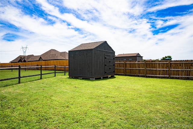 view of yard featuring a storage unit