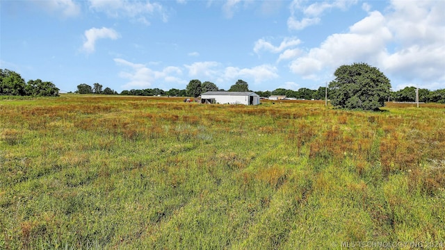 view of yard featuring a rural view