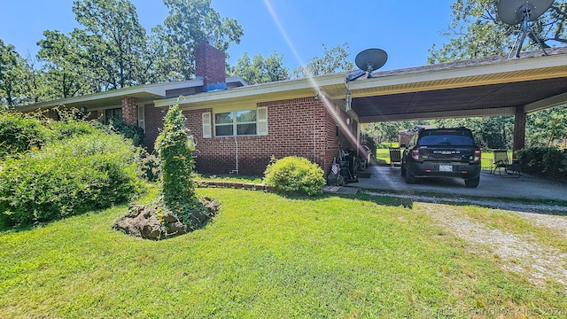 view of front of home with a carport and a front yard