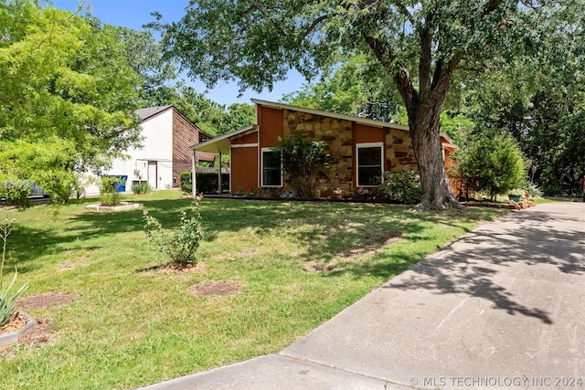 ranch-style home featuring a front lawn