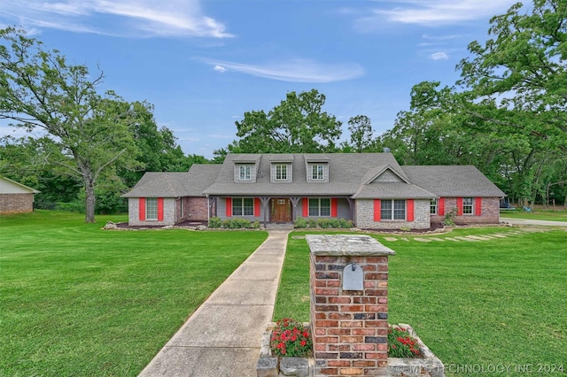 view of front of home featuring a front yard