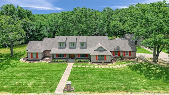 view of front of property featuring a front lawn