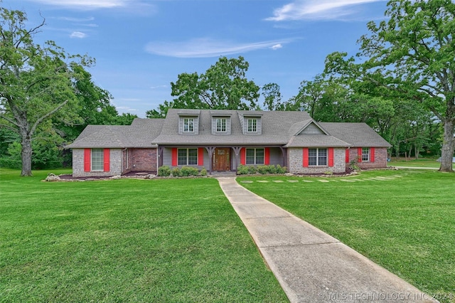 view of front of home featuring a front yard