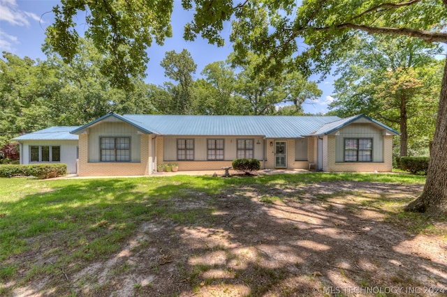 single story home with a front yard