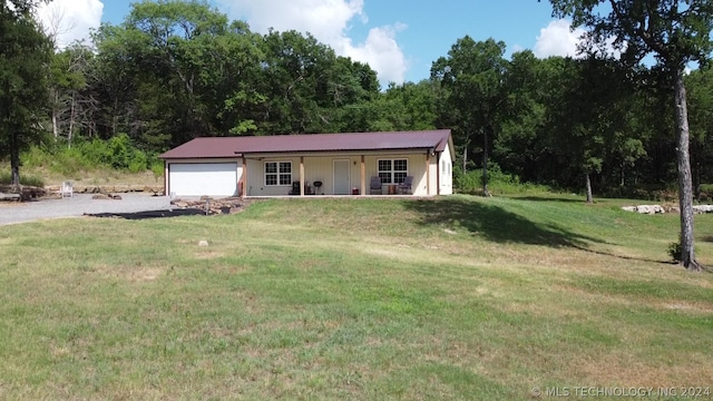 view of front facade featuring a garage and a front yard