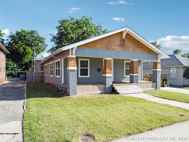 view of front facade featuring a front lawn and a porch