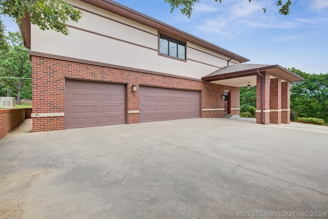 view of front facade featuring a garage