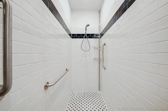 bathroom featuring a tile shower