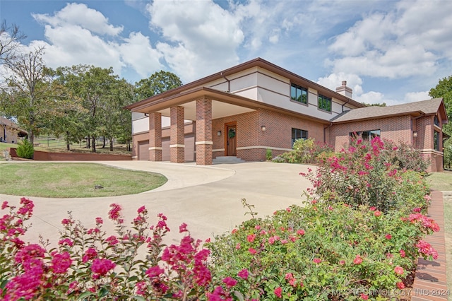 view of front of home with a front lawn