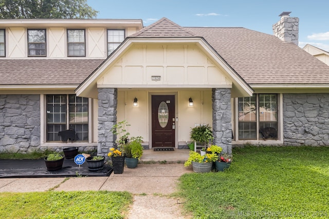 view of front facade with a front yard