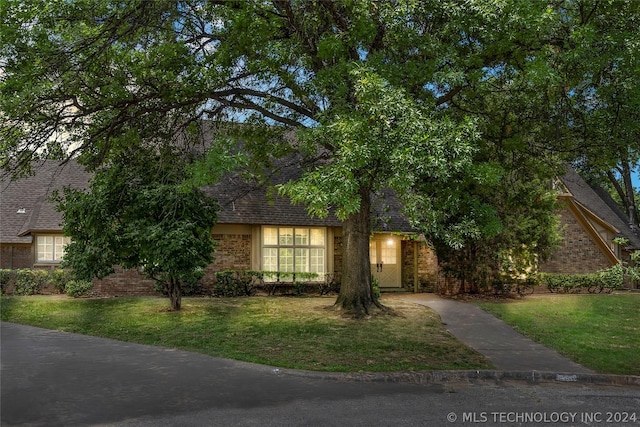 view of front of home featuring a front lawn