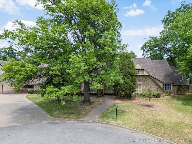 view of front of house featuring a front yard