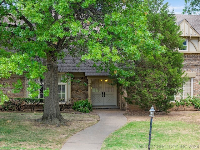 view of front of house with a front lawn