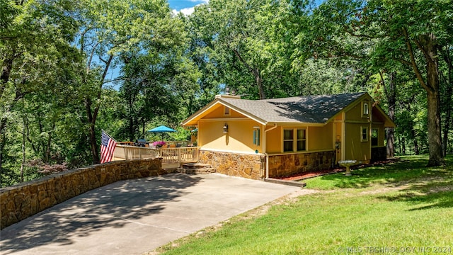 view of front of property with a front yard and a patio area