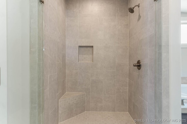 bathroom featuring tiled shower