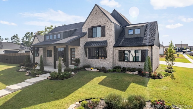 view of front of home featuring a front yard