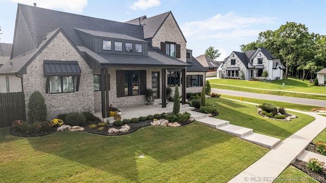 view of front of property featuring a front lawn