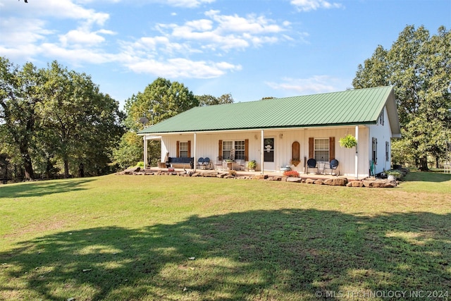 view of front facade featuring covered porch and a front lawn