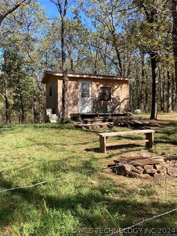 view of front of property featuring a front lawn