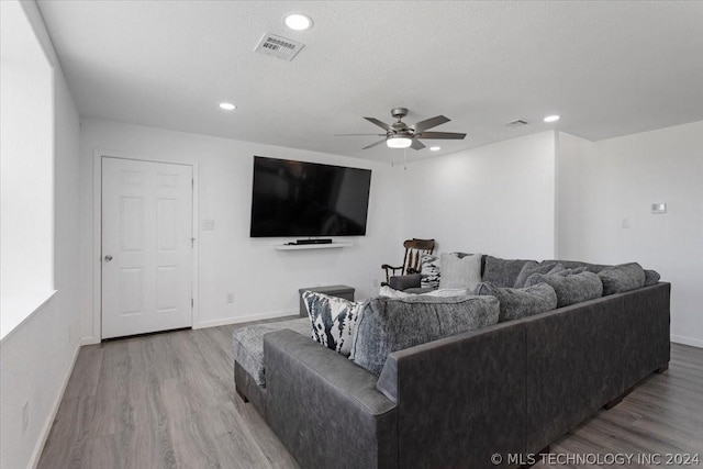 living area featuring visible vents, baseboards, recessed lighting, wood finished floors, and a ceiling fan