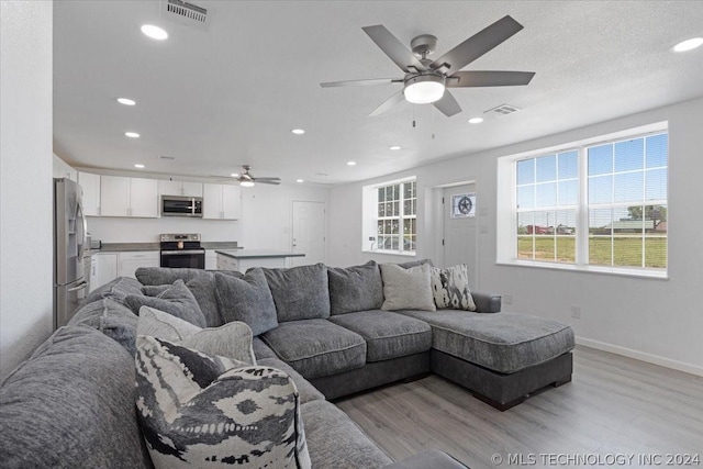 living area with visible vents, light wood-style flooring, recessed lighting, baseboards, and ceiling fan