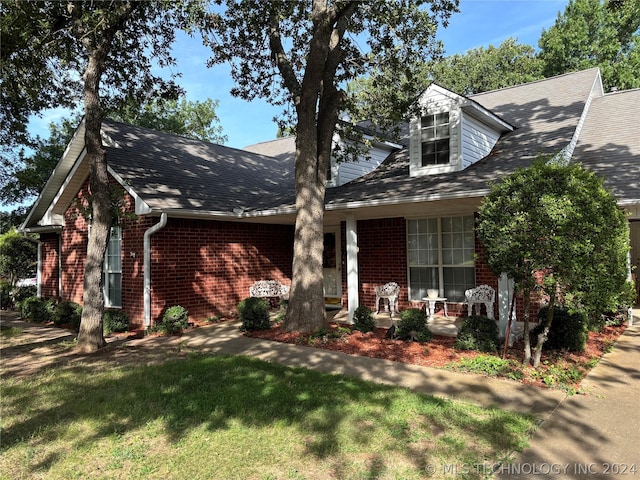 view of front of home featuring a porch and a front lawn