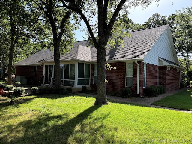 single story home with a front yard