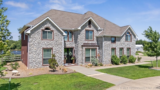 view of front of home featuring a front yard