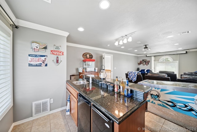 kitchen featuring an island with sink, ceiling fan, light tile patterned floors, and sink