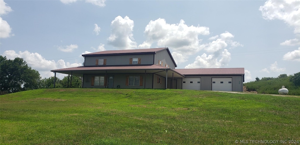 farmhouse-style home featuring a garage and a front lawn