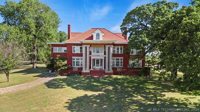 view of front facade with a front lawn