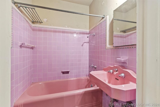 bathroom with sink and tiled shower / bath combo