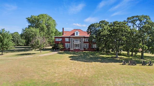 view of front of property with a front lawn