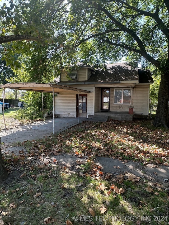 view of front facade with driveway and an attached carport