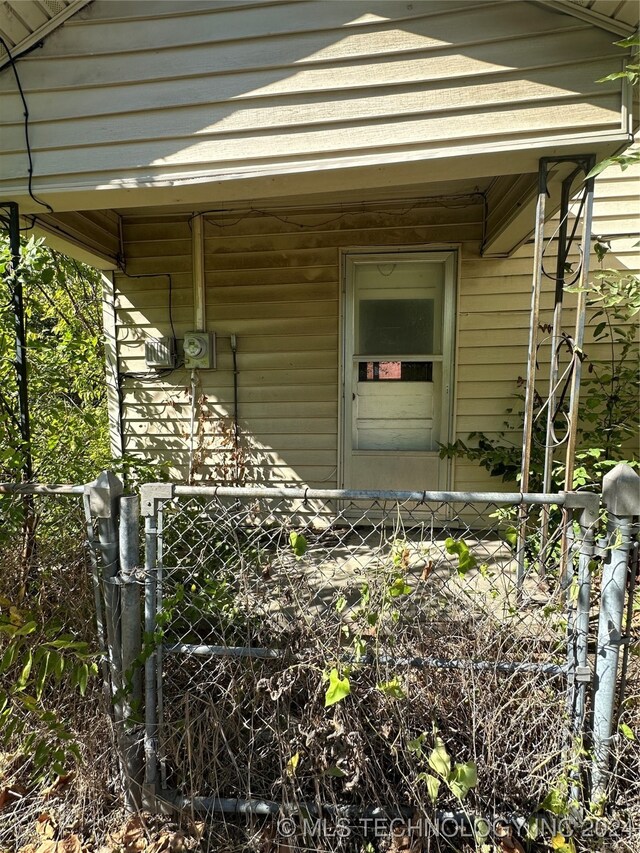 303 S B, Davis, OK 73030 - exterior space with a gate and fence