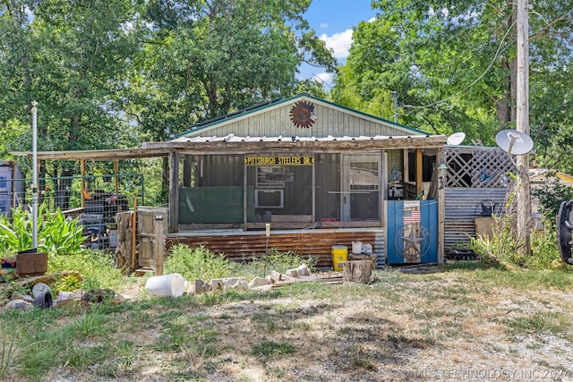 view of front of home with an outbuilding